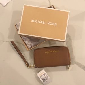 Michael kors wristlet